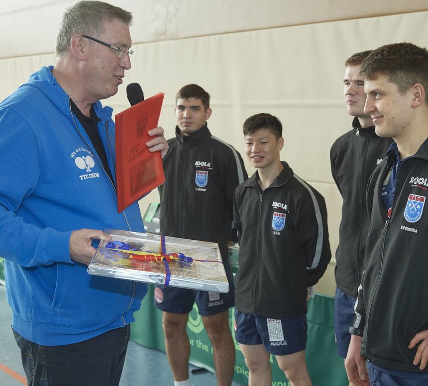 TTC-Boss Uwe van gen Hassend (links) ehrt im vergangenen Frühjahr die Spieler Istvan Molnar, Nicholas Tio, Alfrdas Udra und Andrei Putuntica (von links). TTC-Boss Uwe van gen Hassend (links) ehrt im vergangenen Frühjahr die Spieler Istvan Molnar, Nicholas Tio, Alfrdas Udra und Andrei Putuntica (von links).