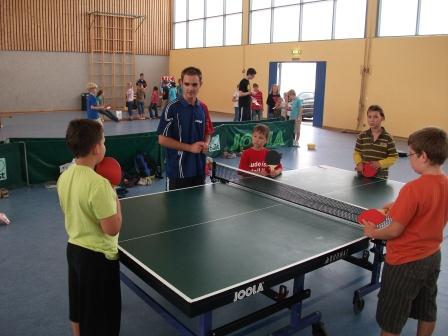 Daniel Koth (im Vordergrund) erklärt den kids eine kleine Übung). Im Hintergrund sind Dominik Wittek und Torsten Elbert (beim Laufparcours) voll in Aktion. 